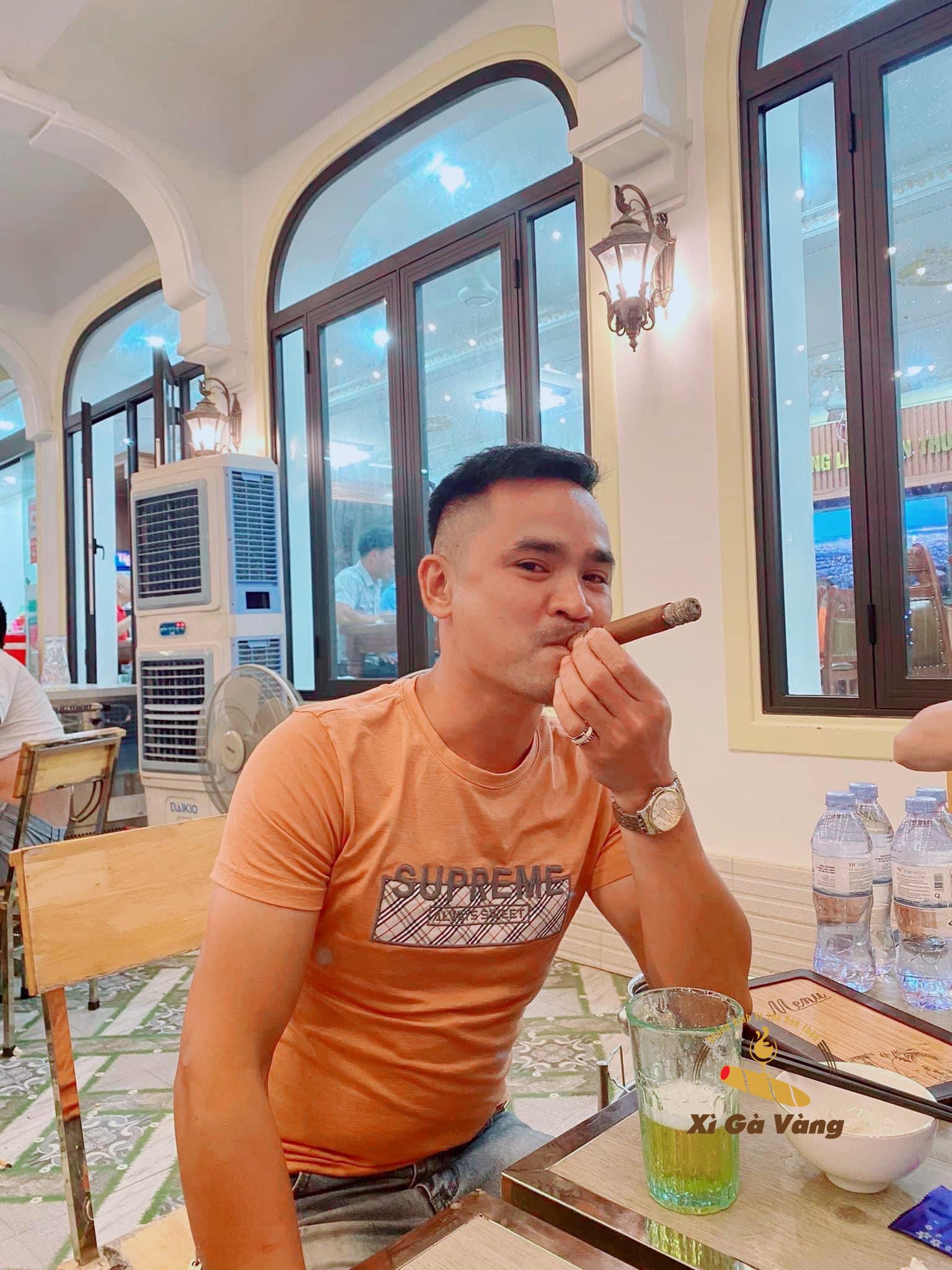 khách hàng Hùng Vân